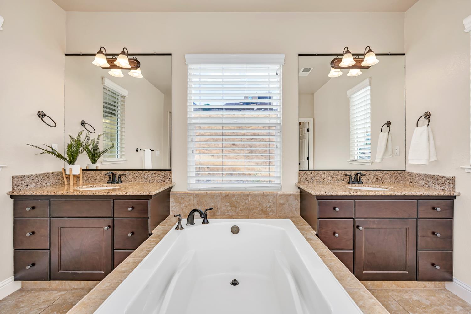 18677 Via Bellagio, Friant, CA 93626