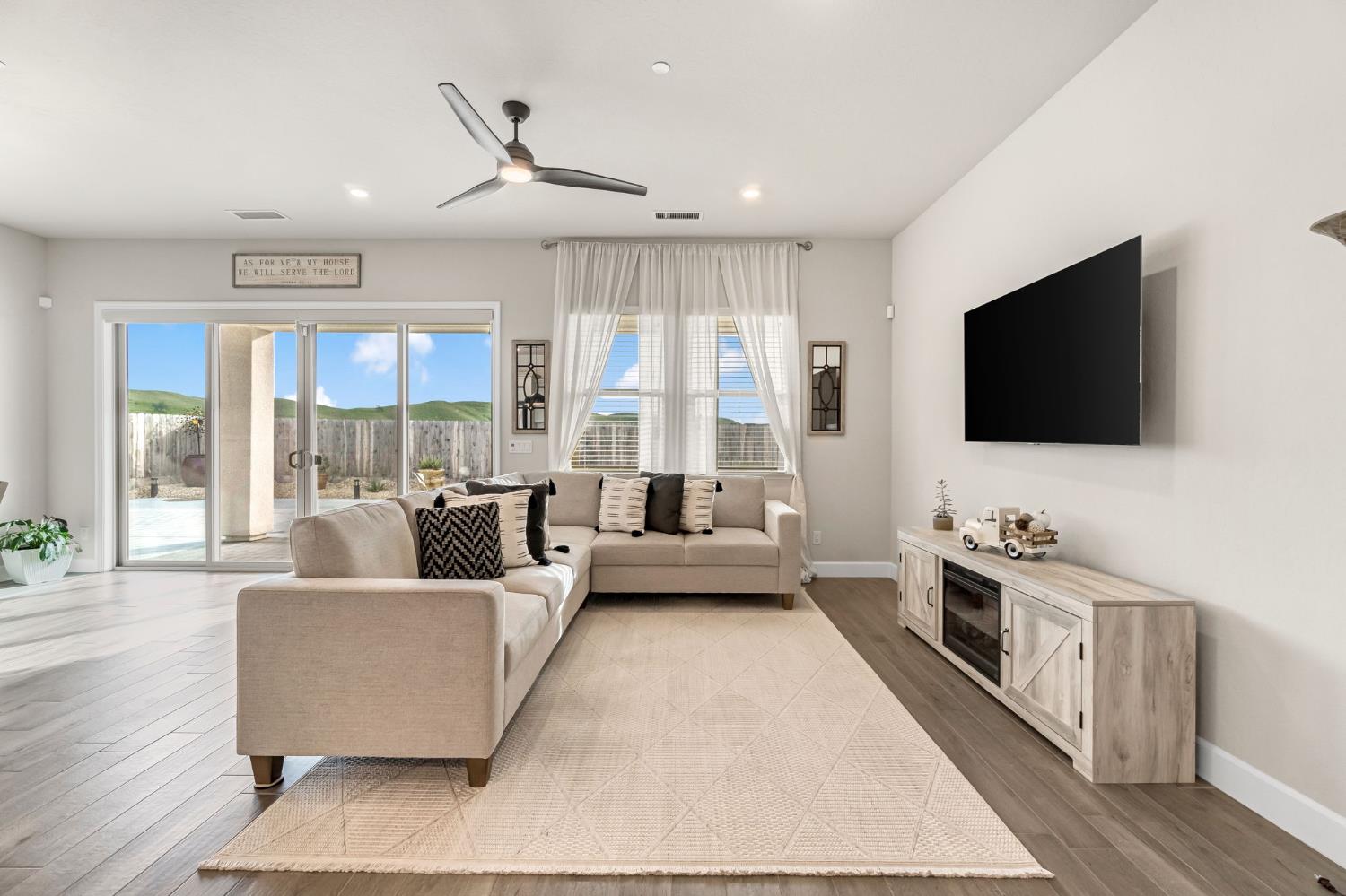 19719 Desert Willow Ln, Friant, CA 93626