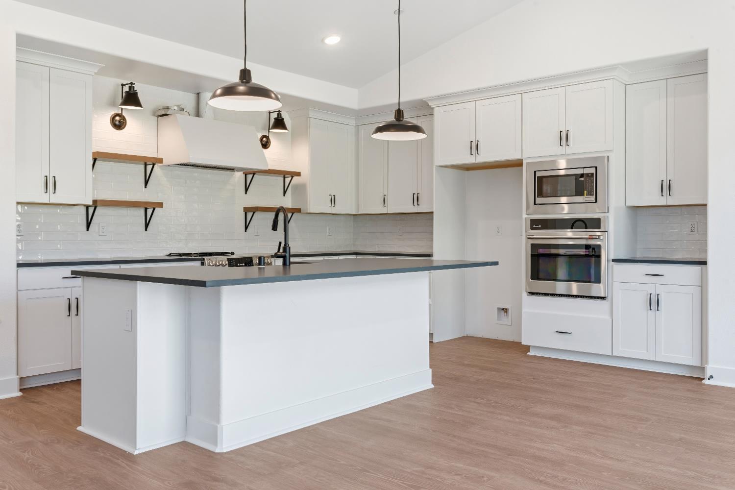 8105 Cottonwood Dr, Friant, CA 93626