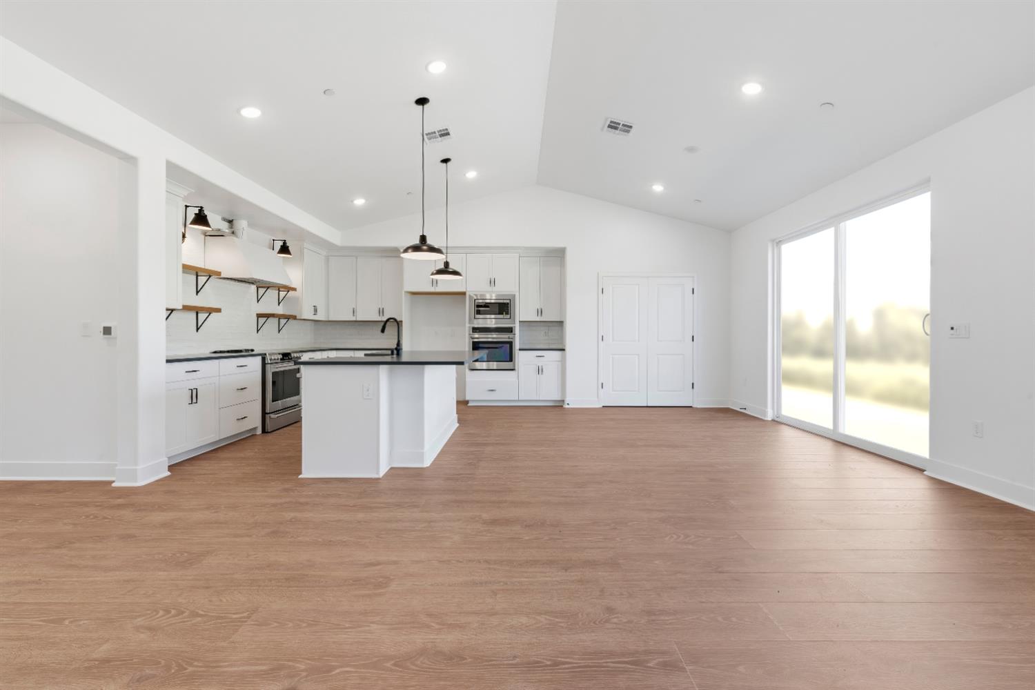 8105 Cottonwood Dr, Friant, CA 93626