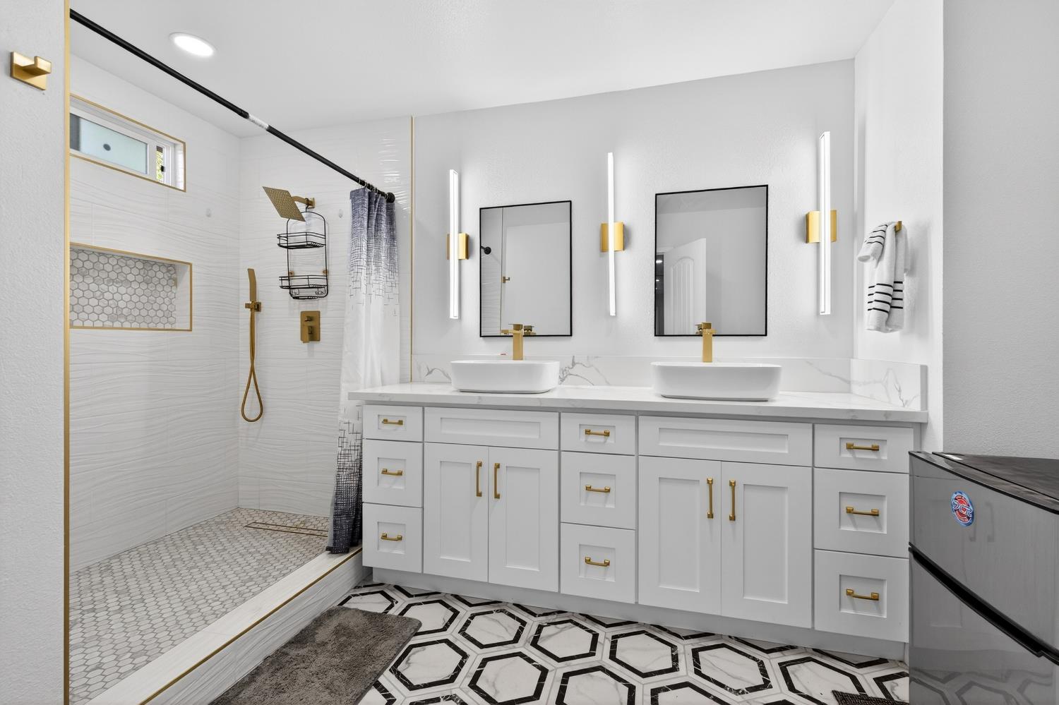 105 W Herndon Ave #SPC64, Pinedale, CA 93650