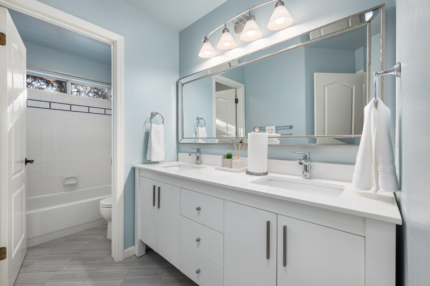 10340 N Sinclair Cir, Fresno, CA 93730