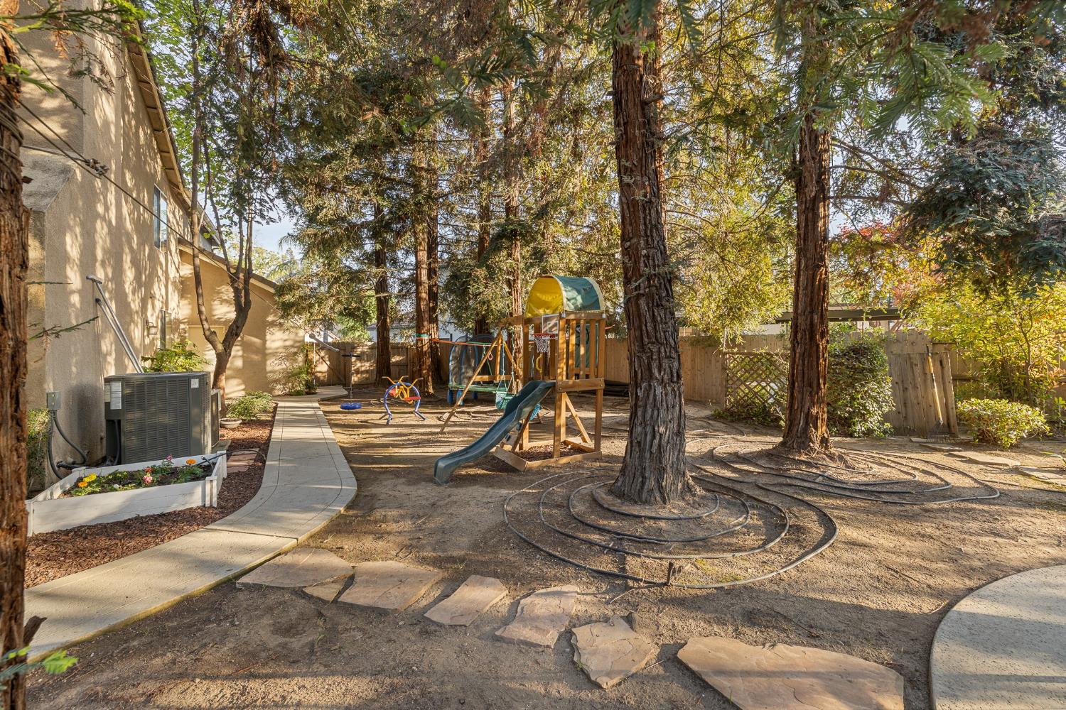 10340 N Sinclair Cir, Fresno, CA 93730